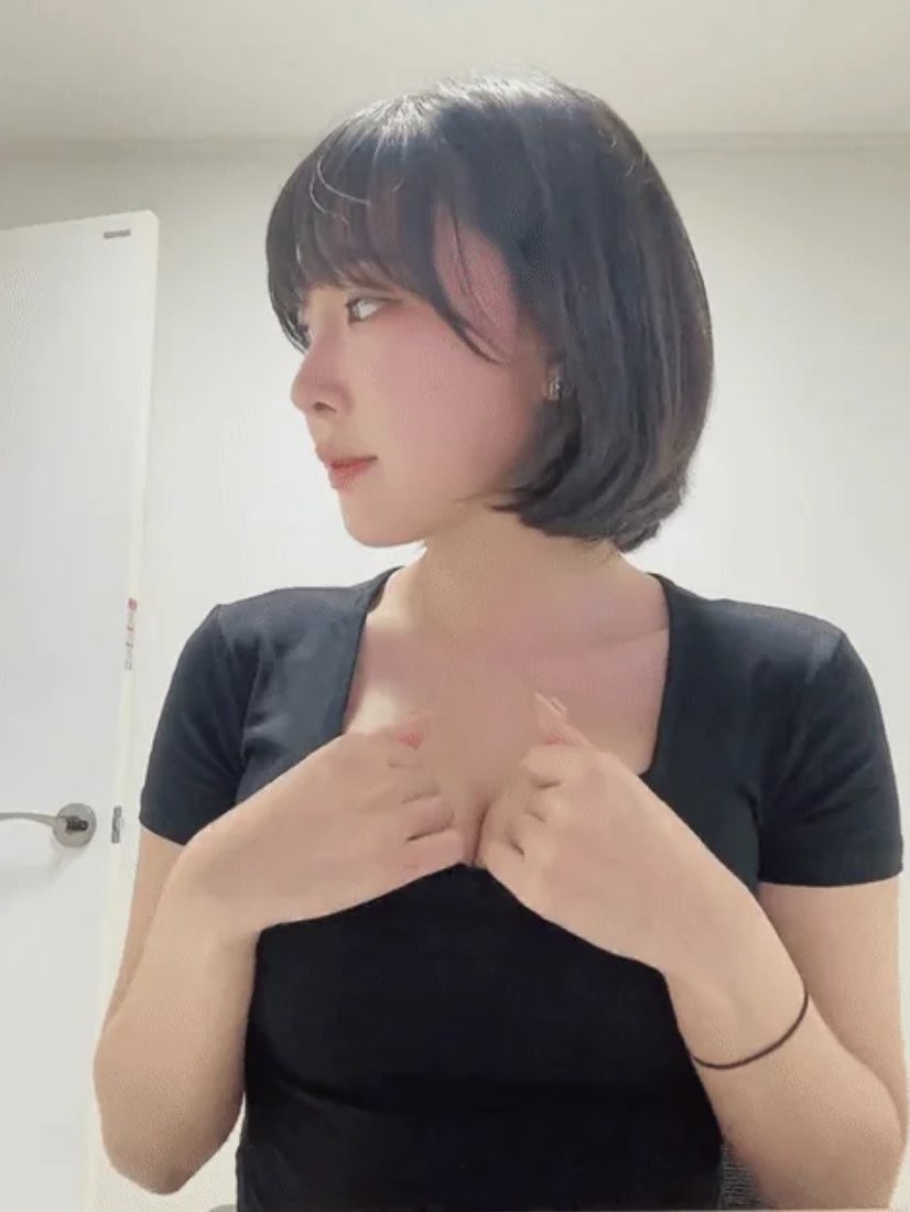 눈치보면서 슴골 보여주는 강인경