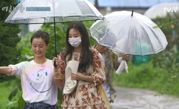 오랜만에 정유미, 최우식과 만난 안소희 - 짤티비