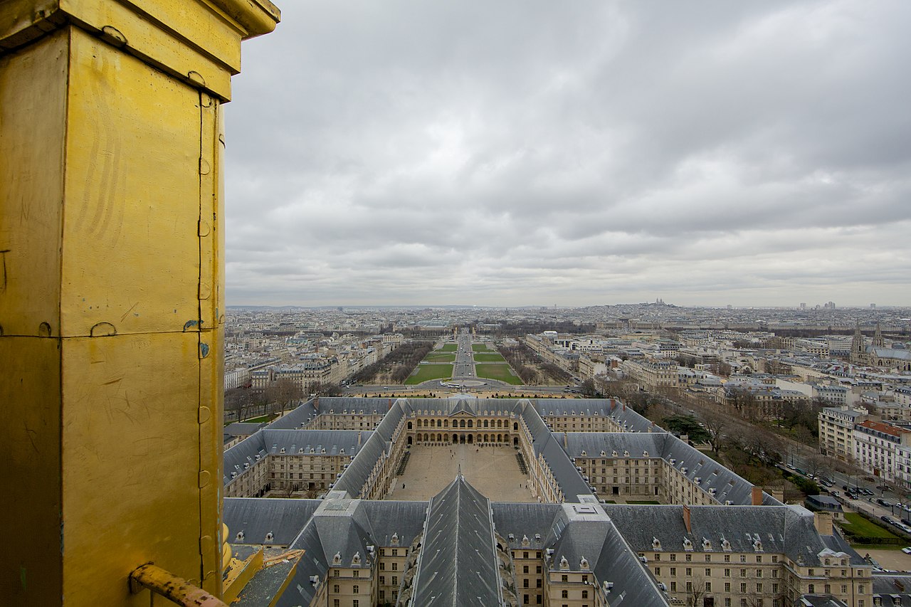 Sight on the complex and Paris from the Dome