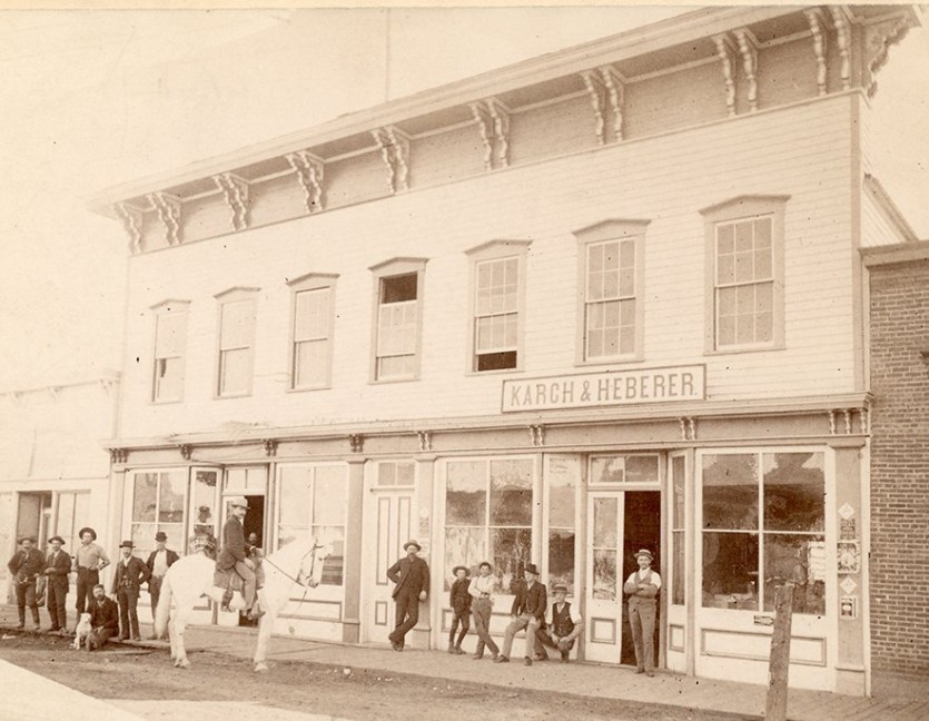 Group_of_men_standing_in_front_of_Karch_&amp;_Heberer_store_at_Fairplay_in_the_late_1800s_-_DPLA_-_450f67cd5cf1861d1c246320ca2ee32a_(cropped).jpg 서부개척시대 사람들은 뭘 먹고 살았을까?