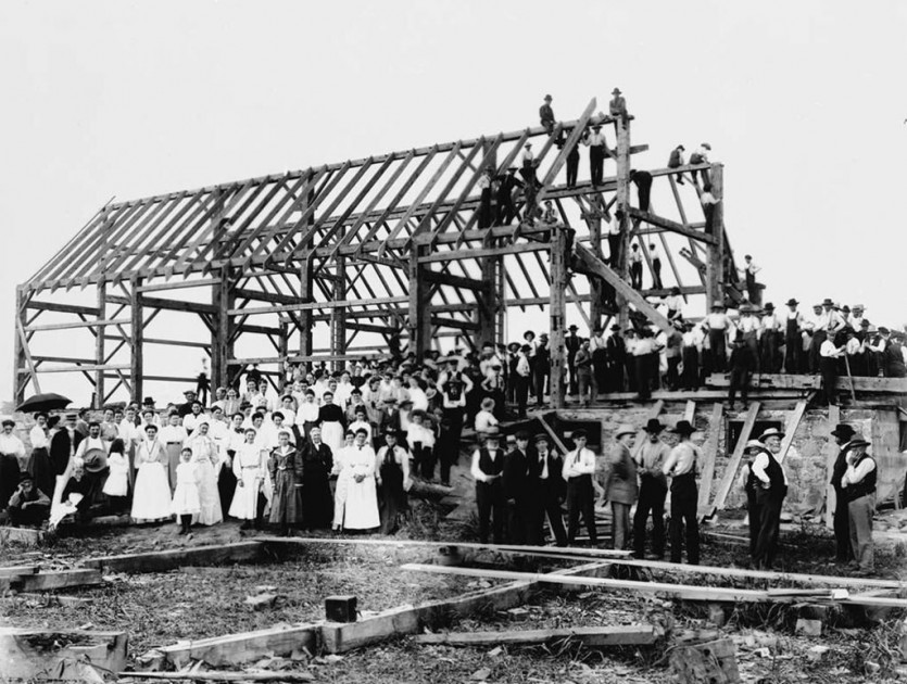 1024px-Barn_raising_in_Lansing.jpg 서부개척시대의 사생활을 알아보자