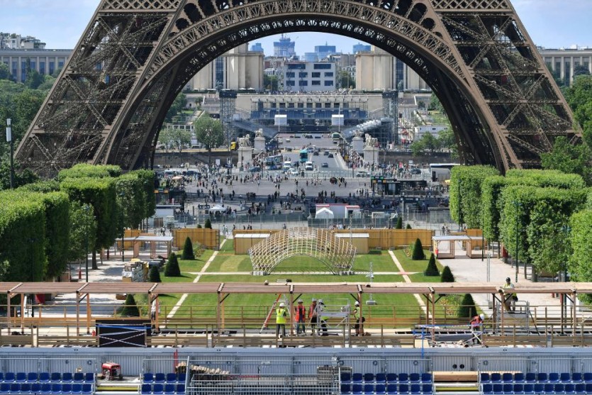 A glance at Eiffel Tower Stadium and Champs de Mars Arena-Xinhua