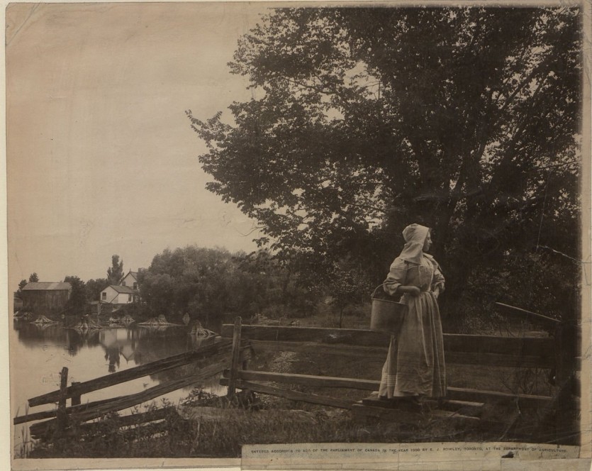 1280px-Waiting_Woman_in_pioneer_costume_posed_in_tranquil_country_scene_(HS85-10-11544).jpg 서부개척시대의 사생활을 알아보자