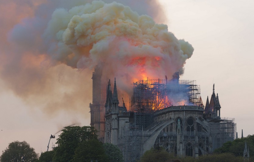 Après un léger apaisement, des flammes resurgissent à 20 heures.