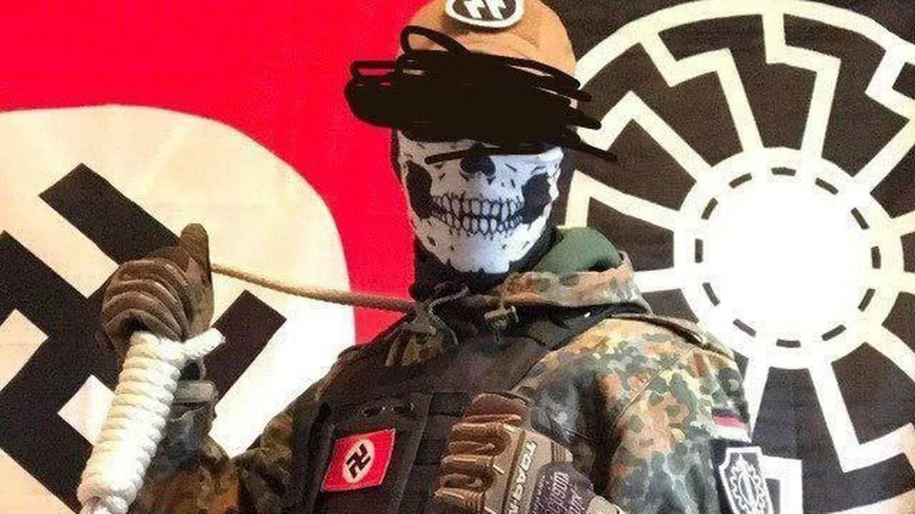 compilation-pictures-of-russian-neo-nazi-unit-rusich-v0-nipckgvt3p0e1.webp.ren.jpg 러시아의 PMC 중 하나인 루시치 그룹 근황.jpg