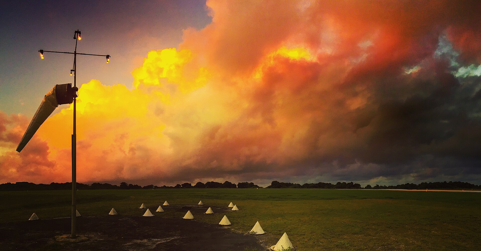 1920px-Christmas_Island_Airport_at_dusk_%281%29.jpg