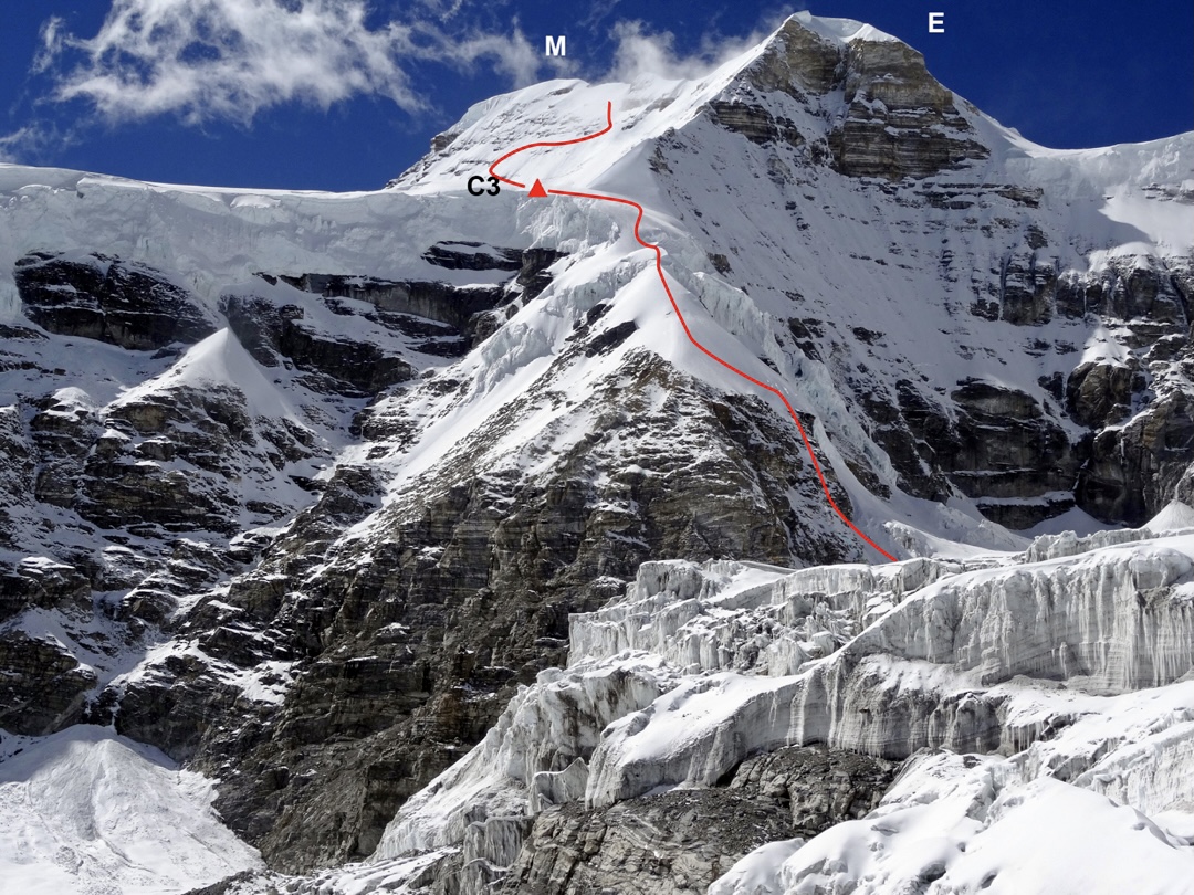 Lapche Kang II. Seen from above camp 2, the attempted route of the Polish party in 2016, up the east spur and the southeast face is marked in red. (M) is the main summit (7,250m) of Lapche Kang II. (E) is the east summit of 7,035m. (C3) is camp 3 at 6,600m on the upper terrace.