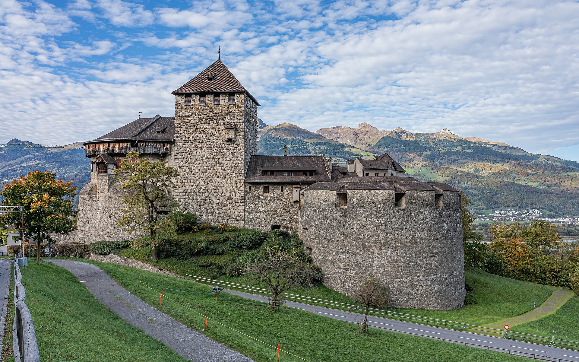 1920px-Liechtenstein_asv2022-10_img01_Vaduz_Schloss.jpg