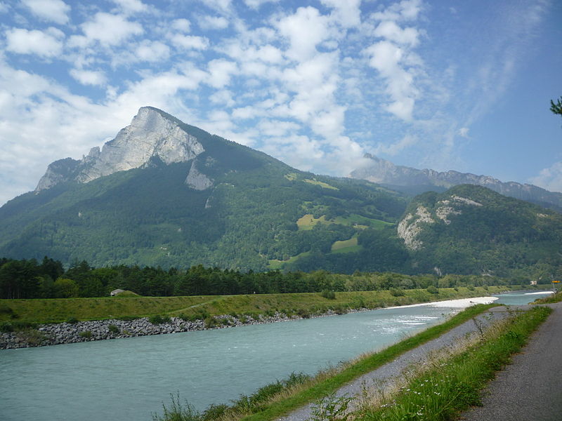 File:Rhein bei Balzers - Blick auf Gonzen.JPG