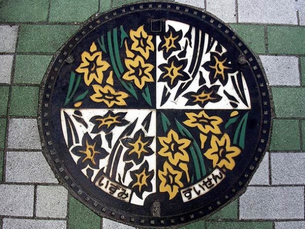 Japanese-manhole-covers-by-MRSY-11.jpg